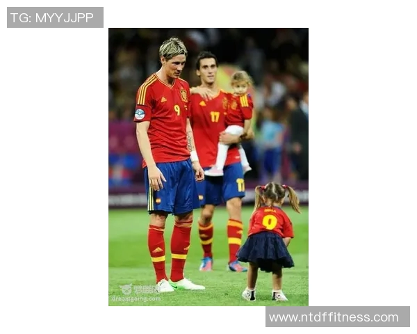 足球明星与可爱娃娃亲密互动瞬间展现温馨家庭生活的美好画面 足球明星与可爱娃娃亲密互动瞬间展现温馨家庭生活的美好画面