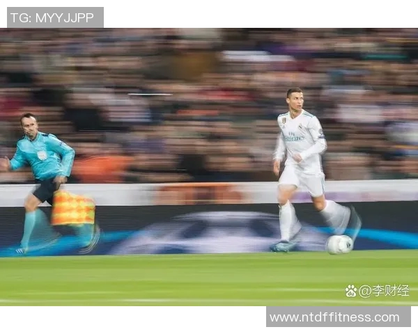 足球明星在草坪上演绎滑铲绝技展现惊人技巧与团队精神 足球明星在草坪上演绎滑铲绝技展现惊人技巧与团队精神