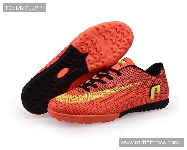 足球明星高级磨砂黑鞋款展现运动魅力与时尚风范的完美结合 足球明星高级磨砂黑鞋款展现运动魅力与时尚风范的完美结合